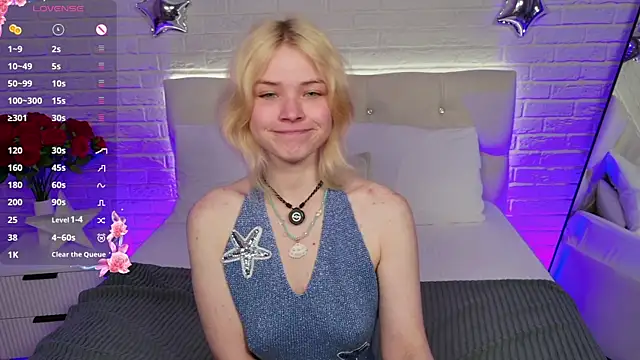 Snapshot of ChloeWells chatting on July 29, 2026, 3:37 am ChloeWells online show from July 29, 2026, 3:37 am