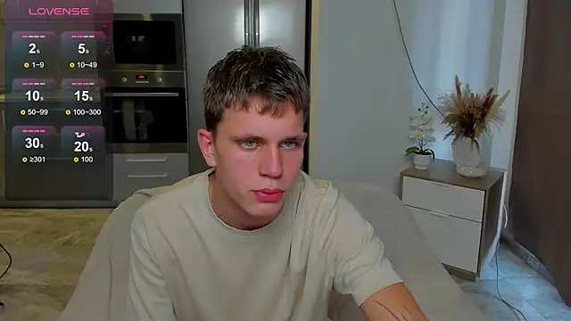 Snapshot of m0neyken chatting on August 1, 2026, 3:28 am m0neyken online show from August 1, 2026, 3:28 am