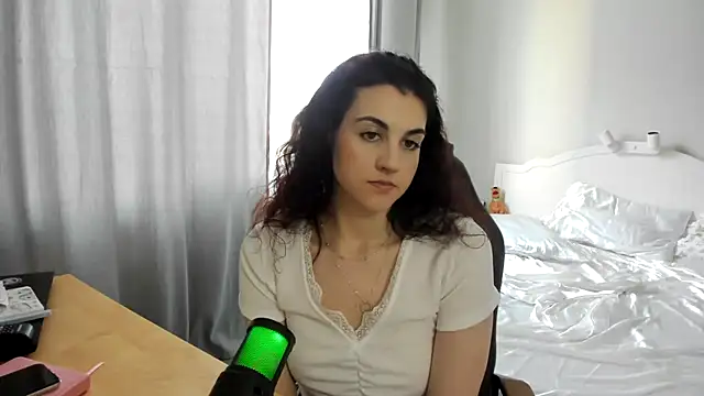 Snapshot of Avelinatt chatting on July 9, 2026, 5:28 pm Avelinatt online show from July 9, 2026, 5:28 pm