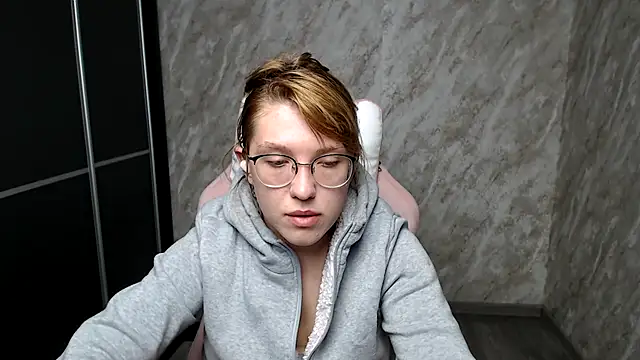 Reginasmilee online show from March 13, 2025, 6:48 am