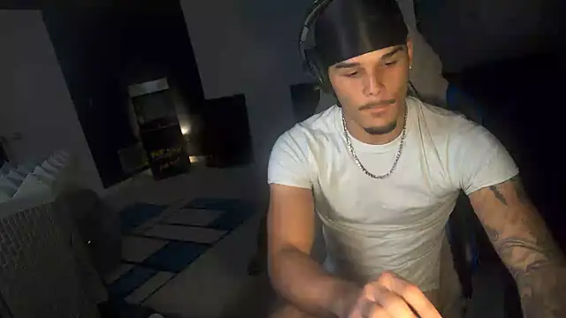 Snapshot of Kylewhitedgs chatting on July 5, 2026, 3:52 pm Kylewhitedgs online show from July 5, 2026, 3:52 pm