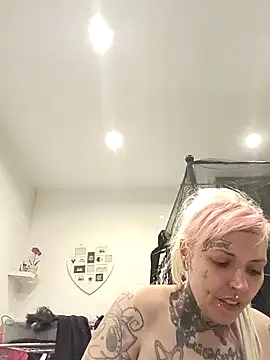 Snapshot of LilRhOse chatting on July 17, 2026, 10:36 pm LilRhOse online show from July 17, 2026, 10:36 pm