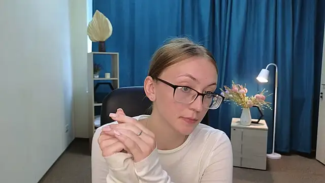 Snapshot of AlonaGolembeski chatting on July 13, 2026, 5:43 am AlonaGolembeski online show from July 13, 2026, 5:43 am