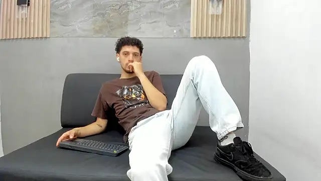 Snapshot of LUCA_GREEND chatting on July 15, 2026, 12:21 pm LUCA GREEND online show from July 15, 2026, 12:21 pm