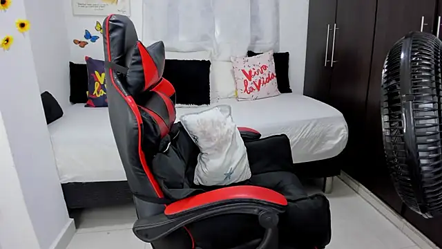 lucy007  online show from February 27, 2025, 7:04 pm