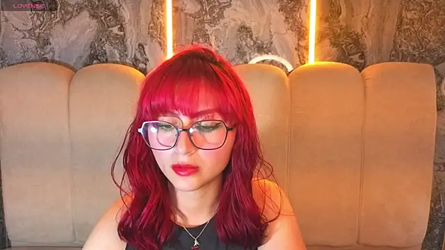 Snapshot of Queen_Red_v chatting on July 18, 2026, 3:33 am Queen Red v online show from July 18, 2026, 3:33 am