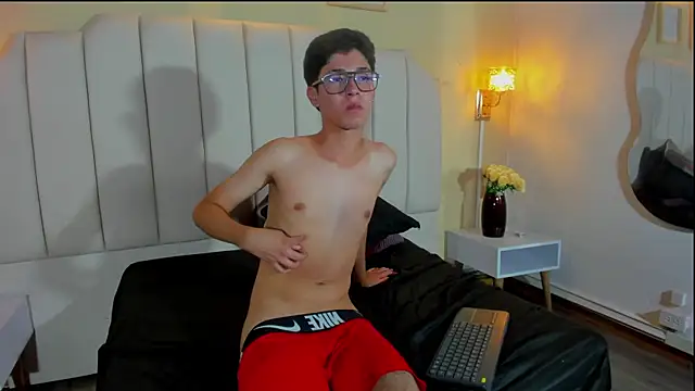 Snapshot of Phillip_diaz chatting on July 15, 2026, 11:32 pm Phillip diaz online show from July 15, 2026, 11:32 pm