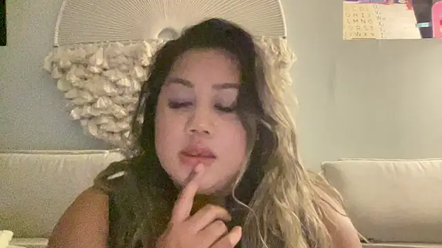 Snapshot of whiteNyellw chatting on August 10, 2026, 12:58 am whiteNyellw online show from August 10, 2026, 12:58 am