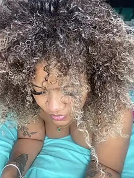 Snapshot of riri_brunnete chatting on December 29, 2024, 6:16 pm riri brunnete online show from December 29, 2024, 6:16 pm