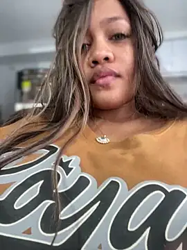 Snapshot of riri_brunnete chatting on January 12, 2025, 11:28 am riri brunnete online show from January 12, 2025, 11:28 am