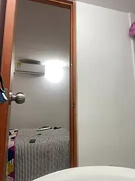 Snapshot of riri_brunnete chatting on February 24, 2025, 12:37 pm riri brunnete online show from February 24, 2025, 12:37 pm