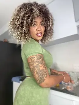 Snapshot of riri_brunnete chatting on March 5, 2025, 12:00 pm riri brunnete online show from March 5, 2025, 12:00 pm