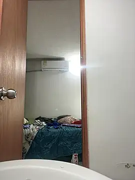 Snapshot of riri_brunnete chatting on March 15, 2025, 11:40 am riri brunnete online show from March 15, 2025, 11:40 am