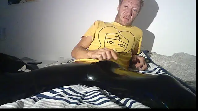 Snapshot of PumpStone chatting on August 1, 2026, 1:32 pm PumpStone online show from August 1, 2026, 1:32 pm