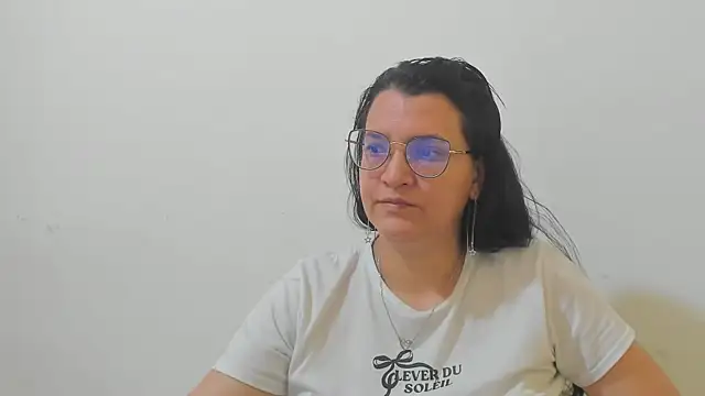 MARILYN GARCIA online show from December 15, 2025, 2:54 pm