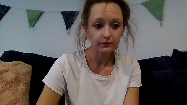 Snapshot of sensins_ chatting on August 6, 2026, 5:04 pm sensins online show from August 6, 2026, 5:04 pm