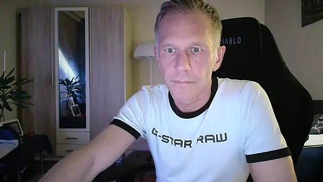 slaveboy2016xh online show from June 9, 2026, 9:15 pm