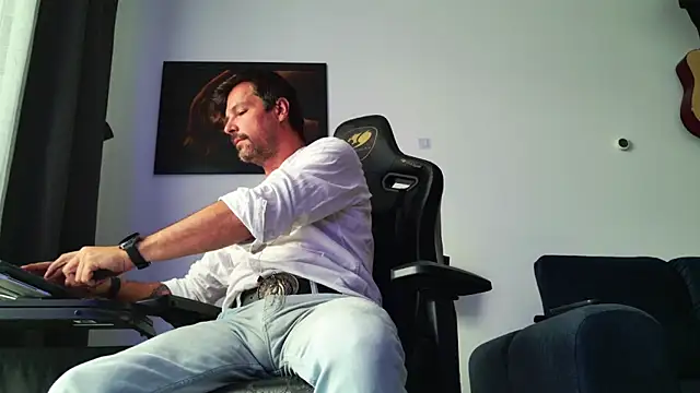 Snapshot of ChrisKox chatting on July 13, 2026, 4:04 am ChrisKox online show from July 13, 2026, 4:04 am
