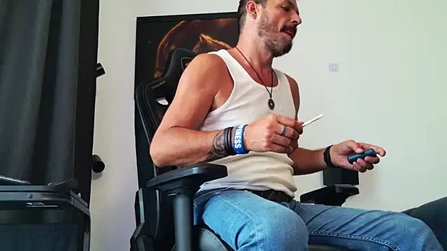 Snapshot of ChrisKox chatting on August 3, 2026, 9:15 am ChrisKox online show from August 3, 2026, 9:15 am