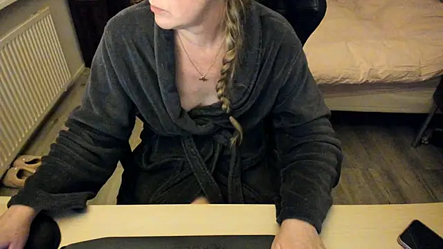 minoesje37 online show from February 3, 2025, 8:46 pm