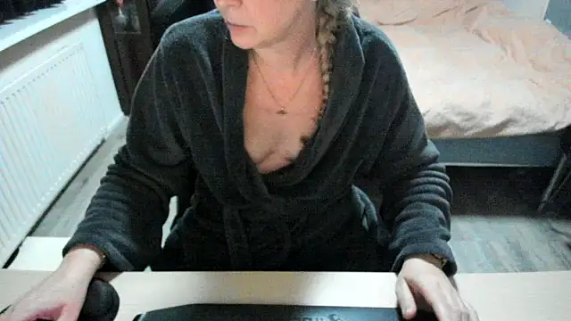 minoesje37 online show from February 16, 2025, 8:00 pm