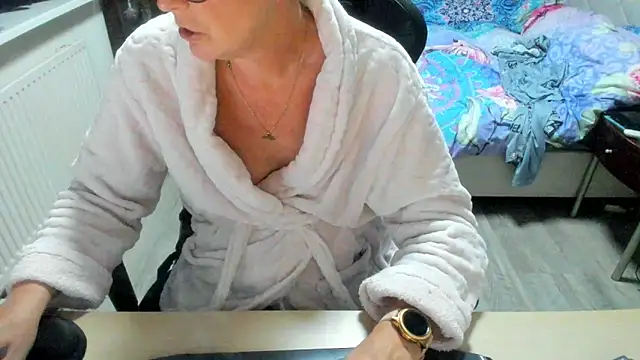 minoesje37 online show from October 7, 2025, 7:33 pm