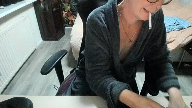 minoesje37 online show from November 2, 2025, 8:11 pm