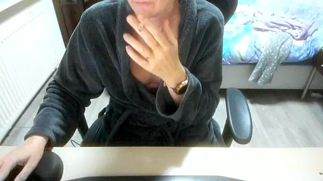 minoesje37 online show from November 18, 2025, 8:35 pm