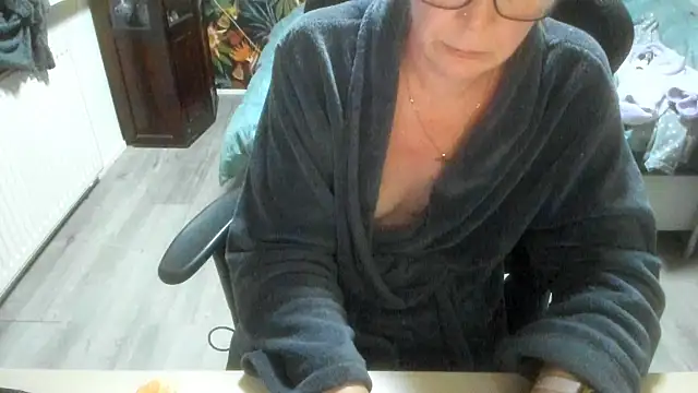 minoesje37 online show from December 21, 2025, 8:27 pm