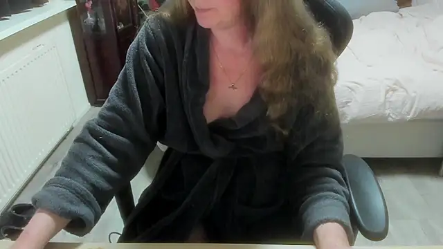 minoesje37 online show from February 21, 2026, 8:32 pm