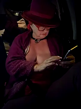 MucMilf59 online show from November 4, 2025, 8:52 pm