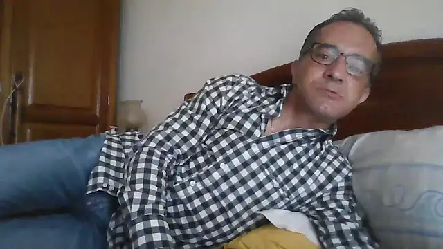 Snapshot of CarlosRocha73 chatting on April 13, 2026, 12:32 pm CarlosRocha73 online show from April 13, 2026, 12:32 pm