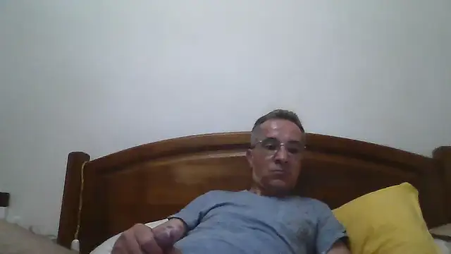 Snapshot of CarlosRocha73 chatting on May 10, 2026, 12:27 am CarlosRocha73 online show from May 10, 2026, 12:27 am