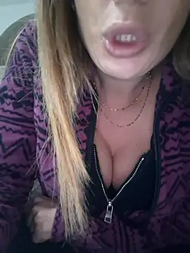 fammefatale1987 online show from November 24, 2025, 5:12 pm