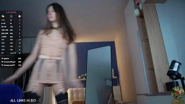 LAUREL HAZEL online show from February 3, 2025, 10:00 pm