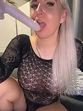 MIA-XXX online show from November 12, 2025, 5:35 pm