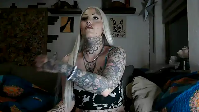 Snapshot of RoxxyInk chatting on June 15, 2026, 9:17 pm RoxxyInk online show from June 15, 2026, 9:17 pm