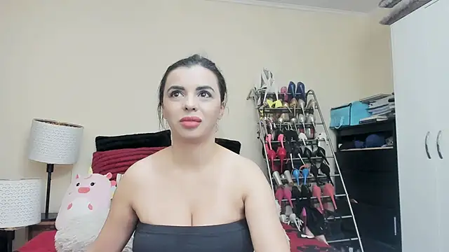 juliahayessxx online show from February 13, 2025, 8:45 pm