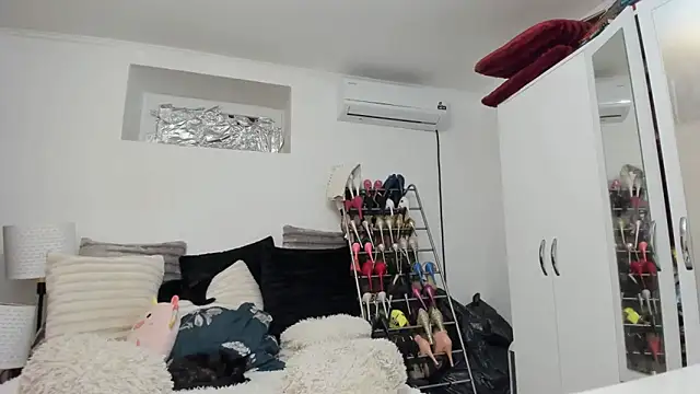 juliahayessxx online show from October 10, 2025, 7:35 pm