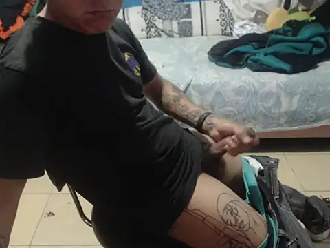 ElliotVqz182 online show from April 22, 2026, 4:59 am