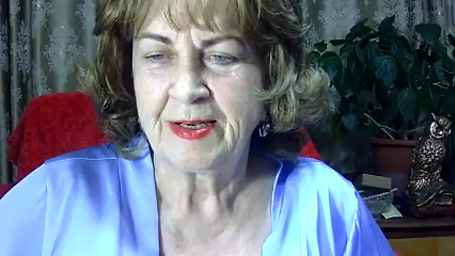 Emma52610 online show from April 15, 2026, 4:47 pm