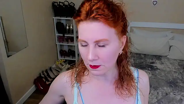 Snapshot of FoxySophia chatting on June 10, 2026, 5:45 pm FoxySophia online show from June 10, 2026, 5:45 pm