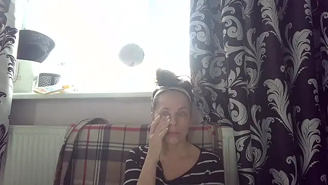 LindaStarS online show from April 16, 2026, 5:19 am