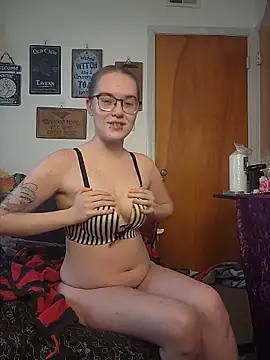 Snapshot of Izzy_Hellbourne chatting on June 1, 2026, 5:58 pm Izzy Hellbourne online show from June 1, 2026, 5:58 pm