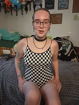 Izzy Hellbourne online show from July 16, 2026, 8:59 pm