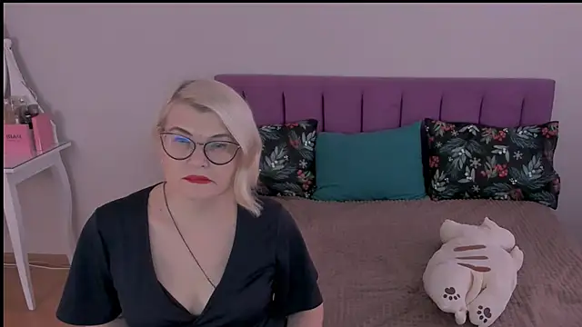 sabrinamacmarren online show from February 5, 2025, 11:44 am