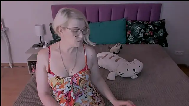 sabrinamacmarren online show from February 7, 2025, 4:24 pm