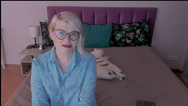 sabrinamacmarren online show from February 11, 2025, 5:37 am