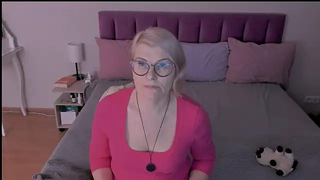 sabrinamacmarren online show from March 18, 2025, 7:42 pm