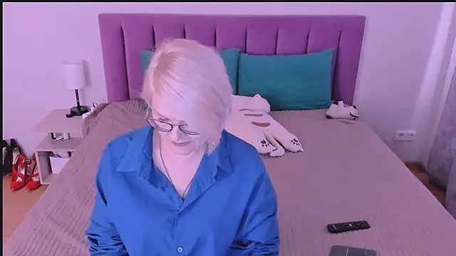 sabrinamacmarren online show from September 25, 2025, 2:54 pm